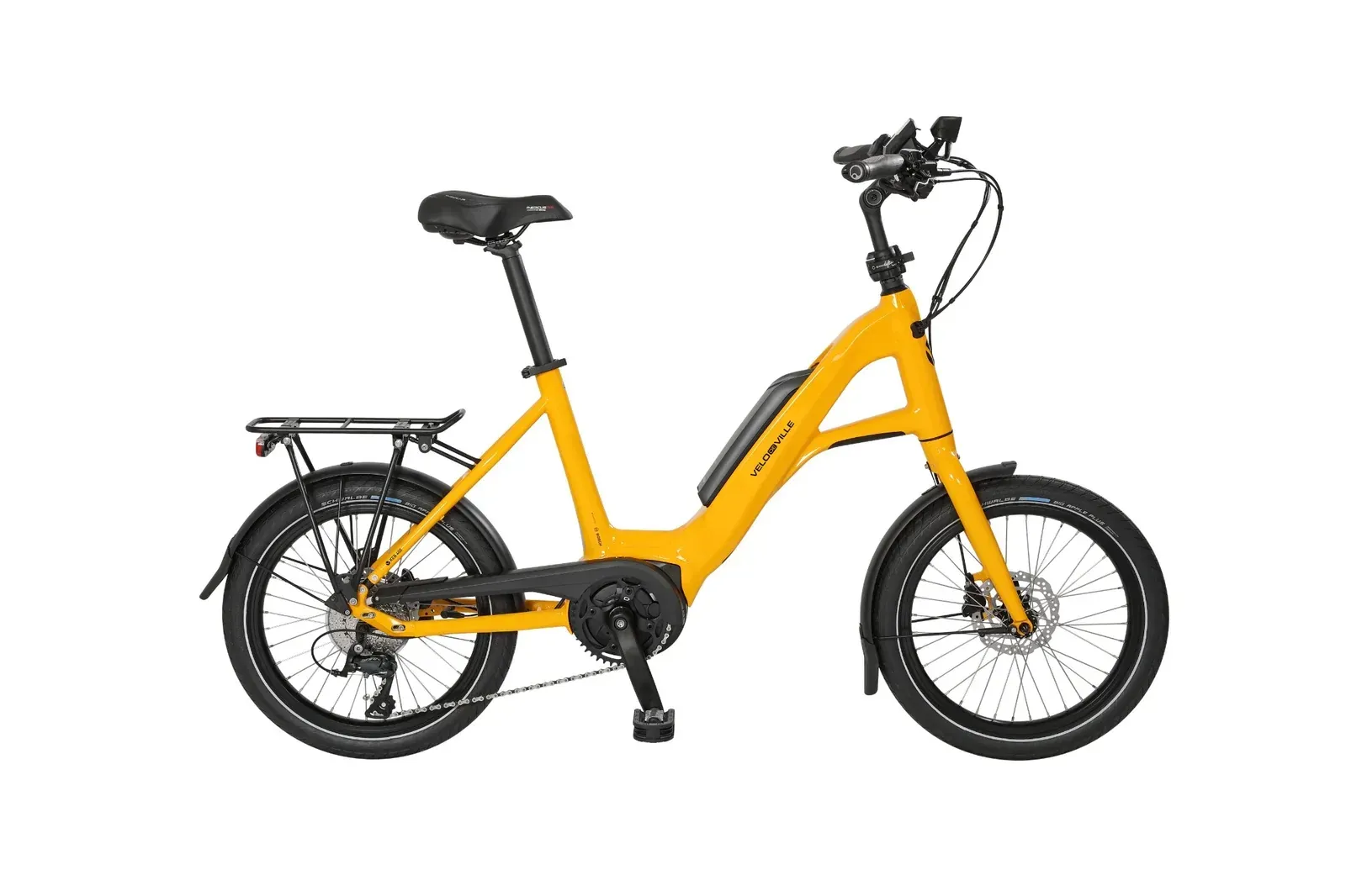 Bicicleta eléctrica amarilla de cuadro bajo con portaequipajes delantero y trasero, aislada sobre fondo blanco.