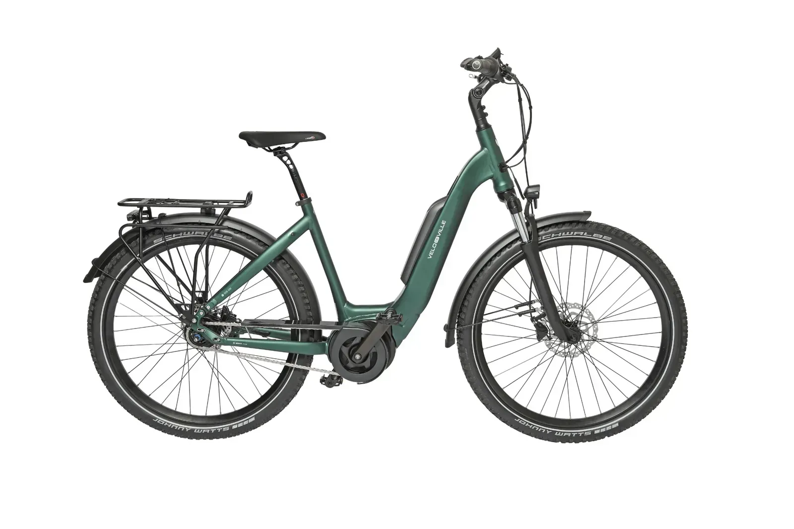Bicicleta eléctrica verde con portaequipajes trasero y suspensión delantera sobre un fondo blanco.