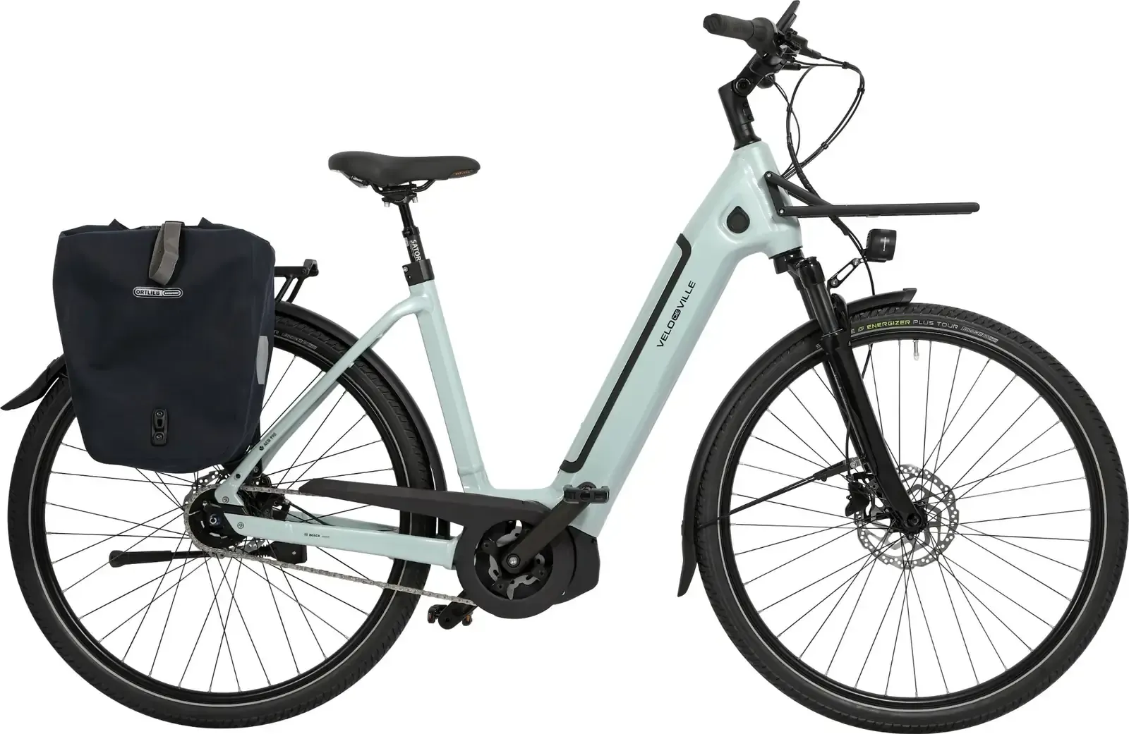 Bicicleta eléctrica color menta claro con alforja trasera, mostrada de perfil sobre un fondo blanco.
