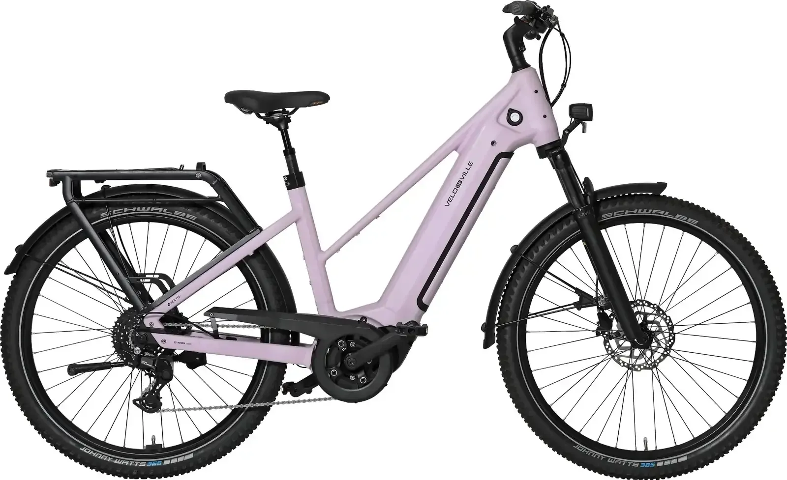 Bicicleta de montaña eléctrica de color lila claro con guardabarros y neumáticos negros sobre un fondo blanco.