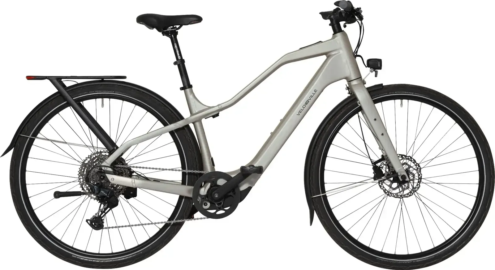 Bicicleta de montaña eléctrica gris con suspensión delantera, asiento negro y frenos de disco sobre fondo blanco.