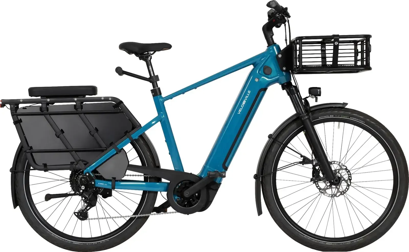Bicicleta eléctrica de carga azul con cesta delantera y alforjas traseras, mostrada de perfil sobre un fondo blanco.