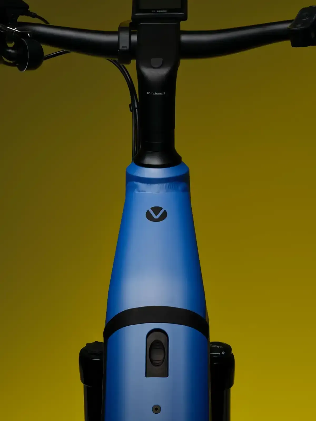 Cuadro delantero y manillar de bicicleta o bicicleta eléctrica de color azul sobre un fondo amarillo.