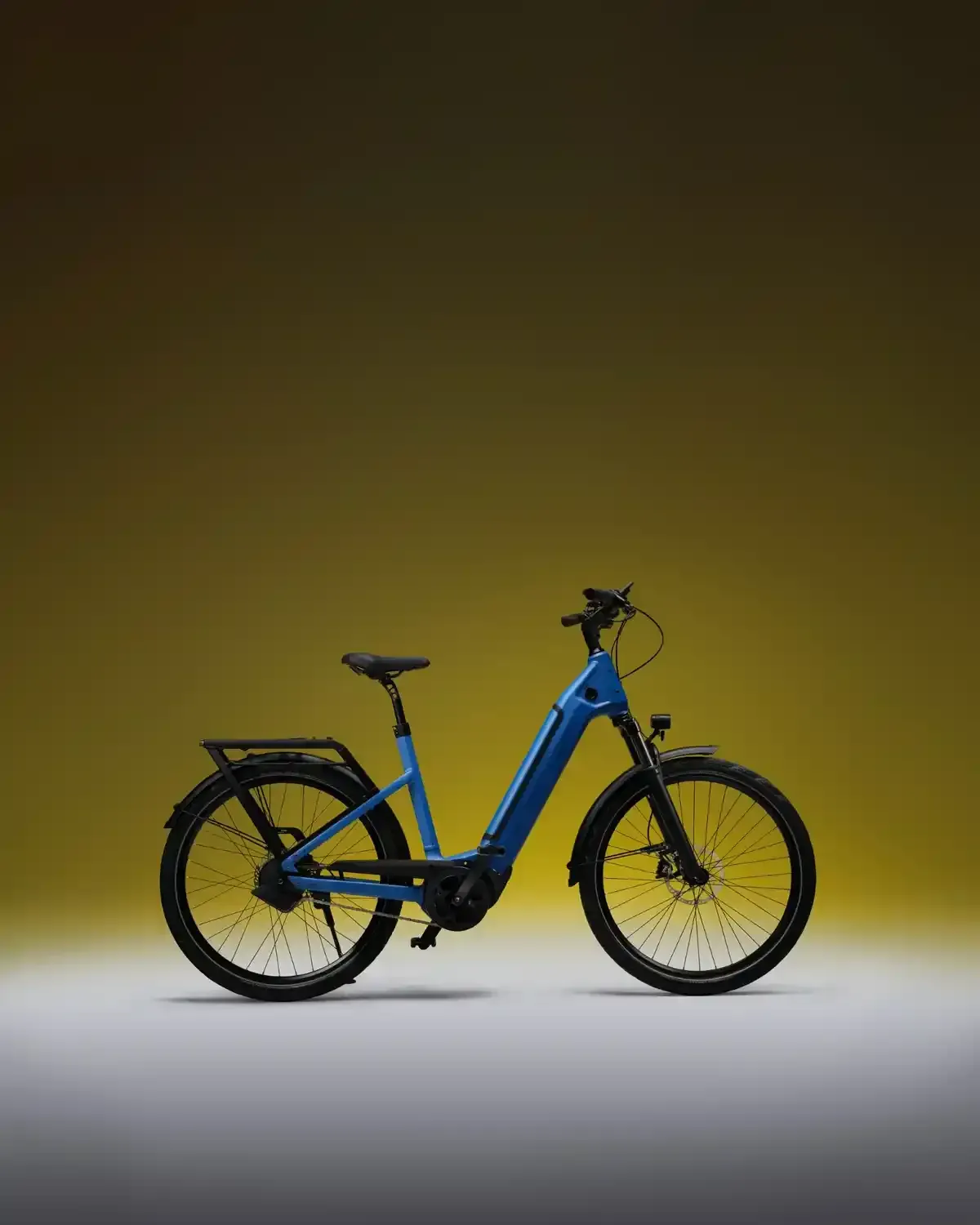 Bicicleta eléctrica azul sobre fondo amarillo degradado, vista lateral.