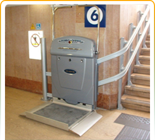 Un salvaescaleras con el número 6 en la pared detrás de él.