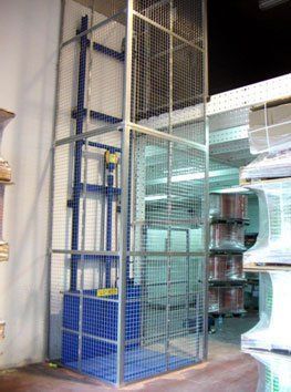 Un almacén con una jaula y un ascensor en su interior.
