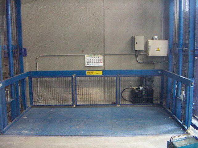 Un almacén con una valla azul y un calendario en la pared.