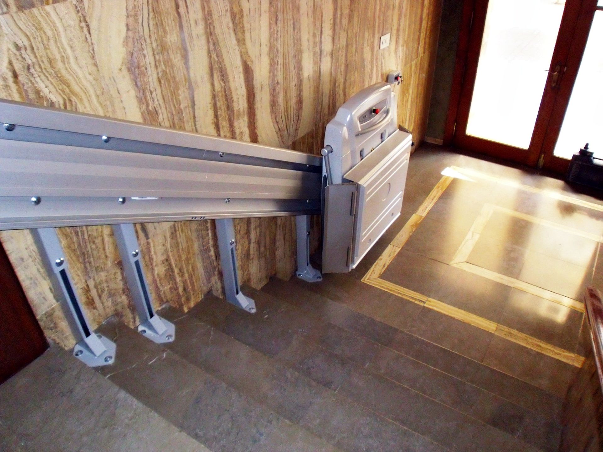 Un salvaescaleras está fijado al costado de las escaleras.