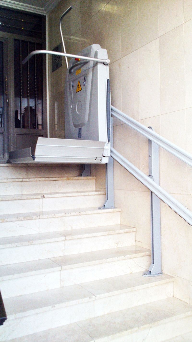 Un salvaescaleras está fijado al costado de un edificio.