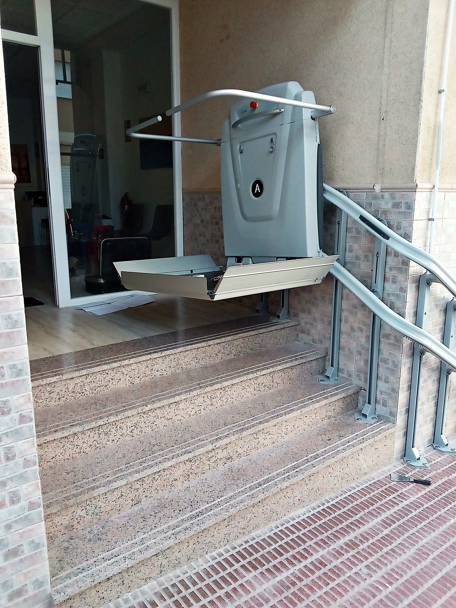 Un salvaescaleras se encuentra encima de un conjunto de escaleras.