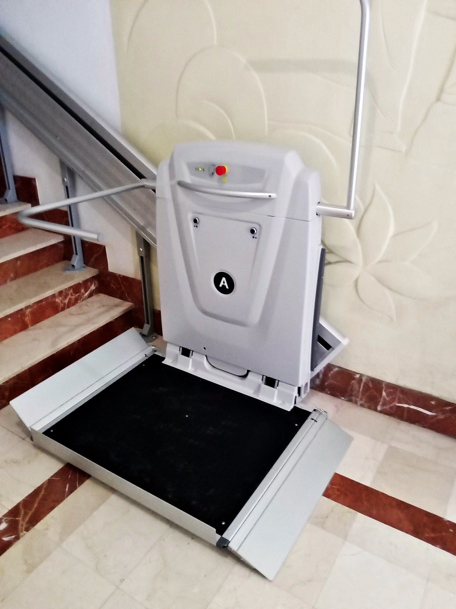 Un salvaescaleras está en el suelo junto a un tramo de escaleras.