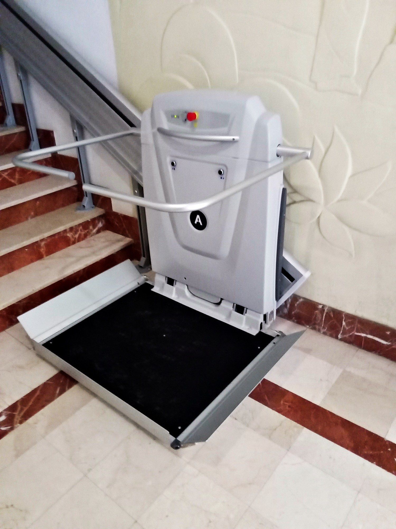 Un salvaescaleras se encuentra en el suelo junto a un tramo de escaleras.