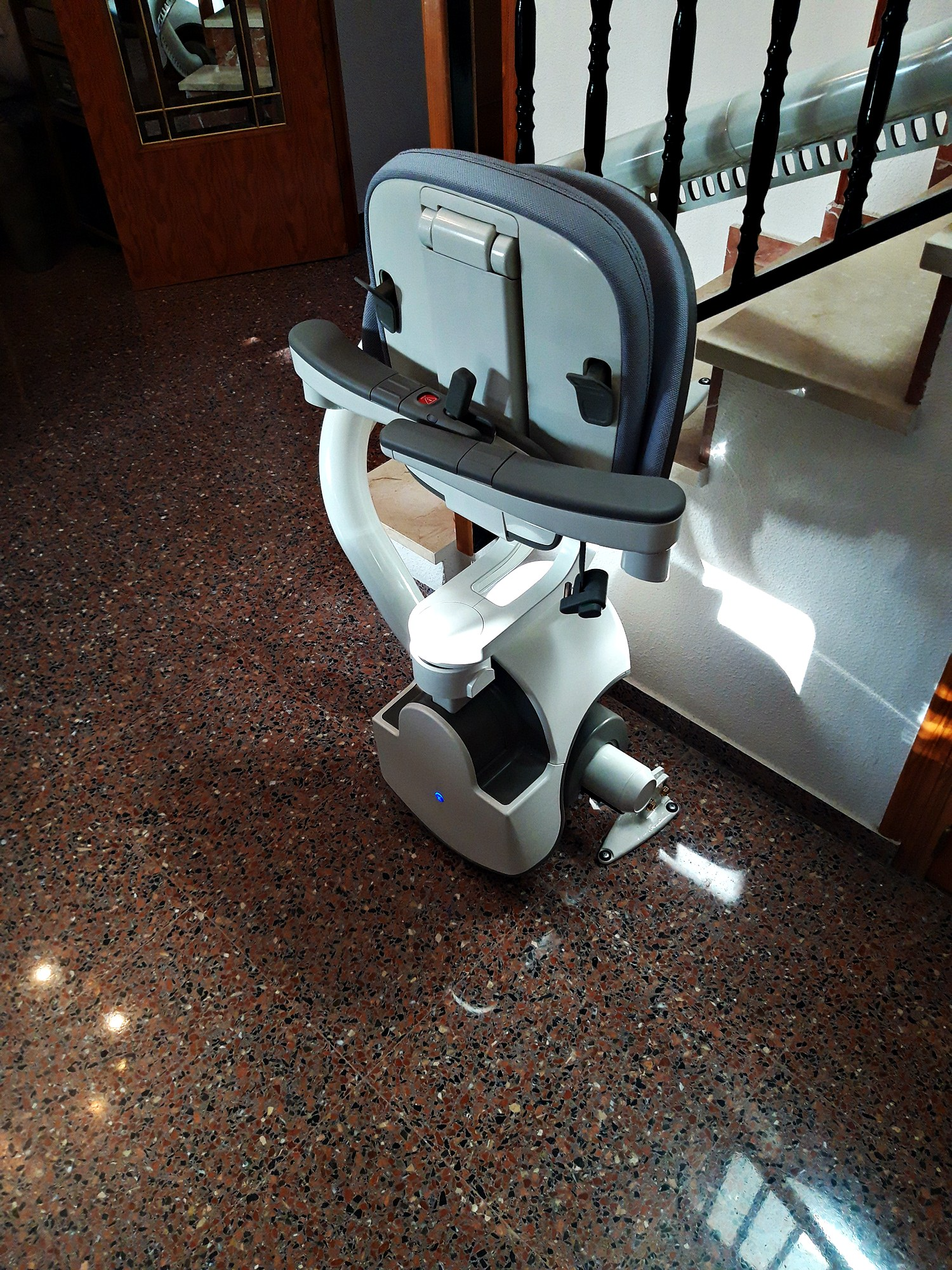 Un salvaescaleras está situado en el suelo, al lado de una escalera.