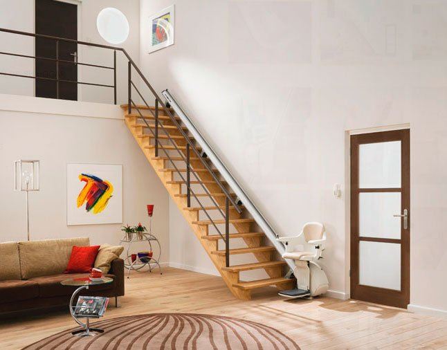 Una sala de estar con una escalera y un sofá.