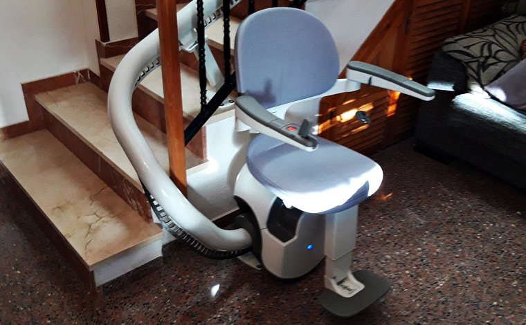 Una silla está colocada en un tramo de escaleras en una sala de estar.