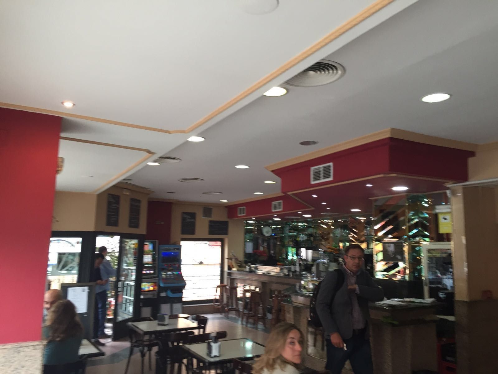 Una mujer se sienta en una mesa en un restaurante.