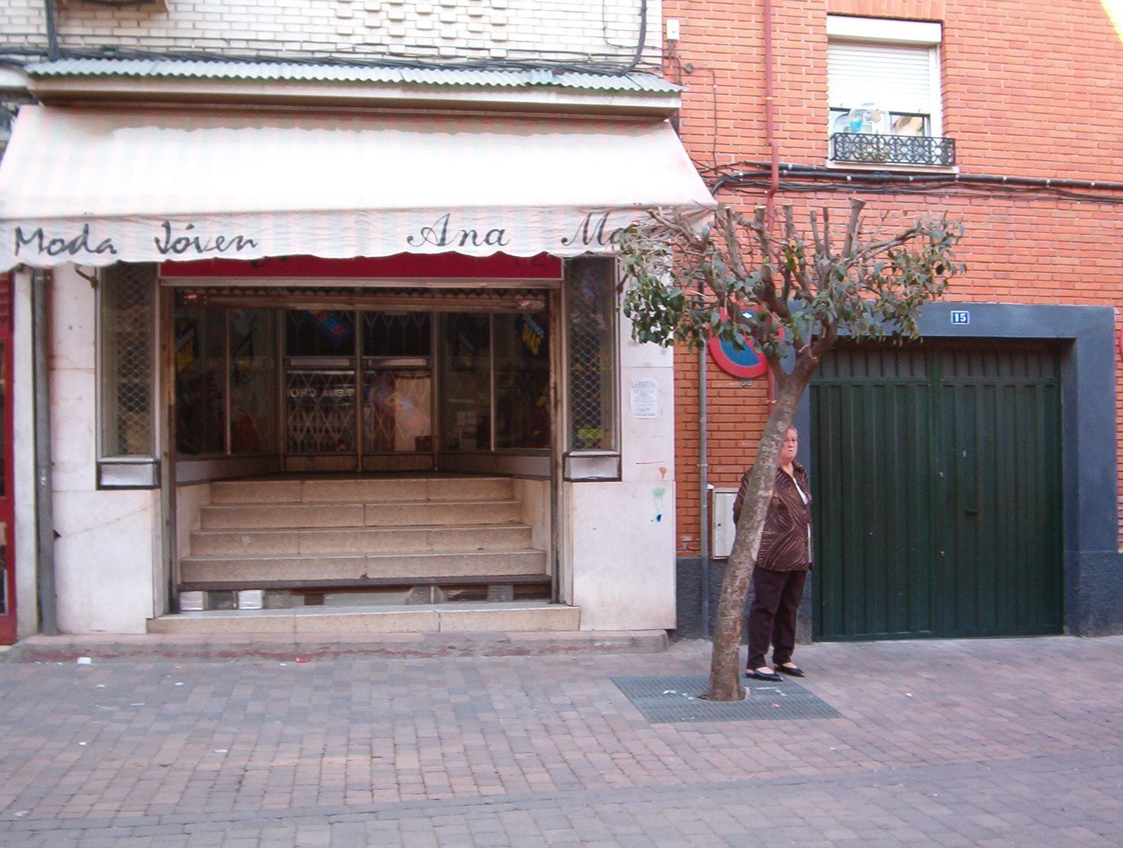 Un hombre se encuentra frente a una tienda llamada Moda Joven.
