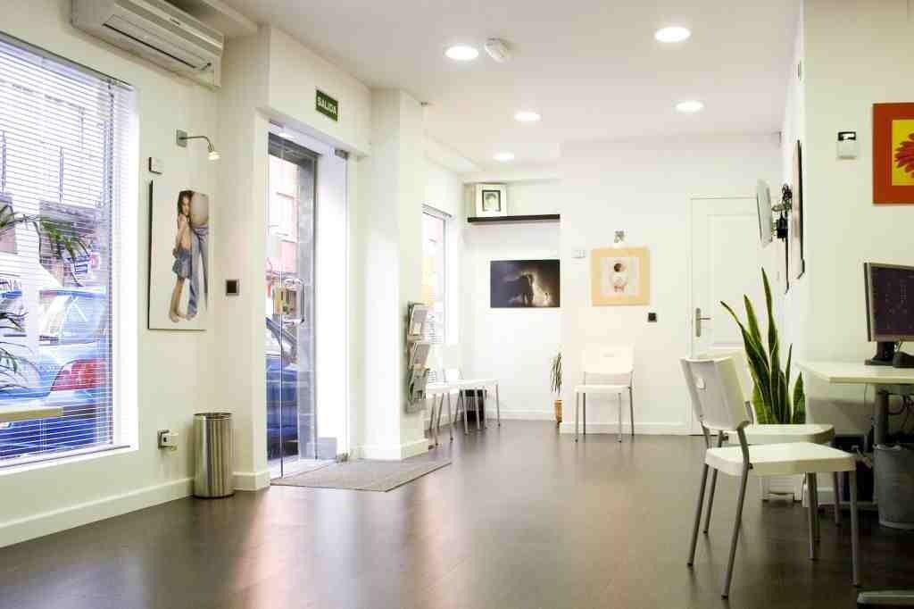 Una gran habitación vacía con muchas ventanas y sillas.