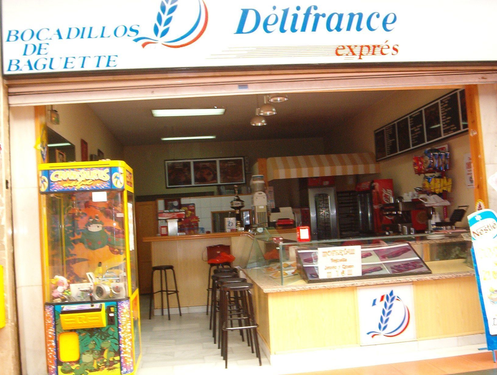 Una tienda DeliFrance Express con una máquina de garra