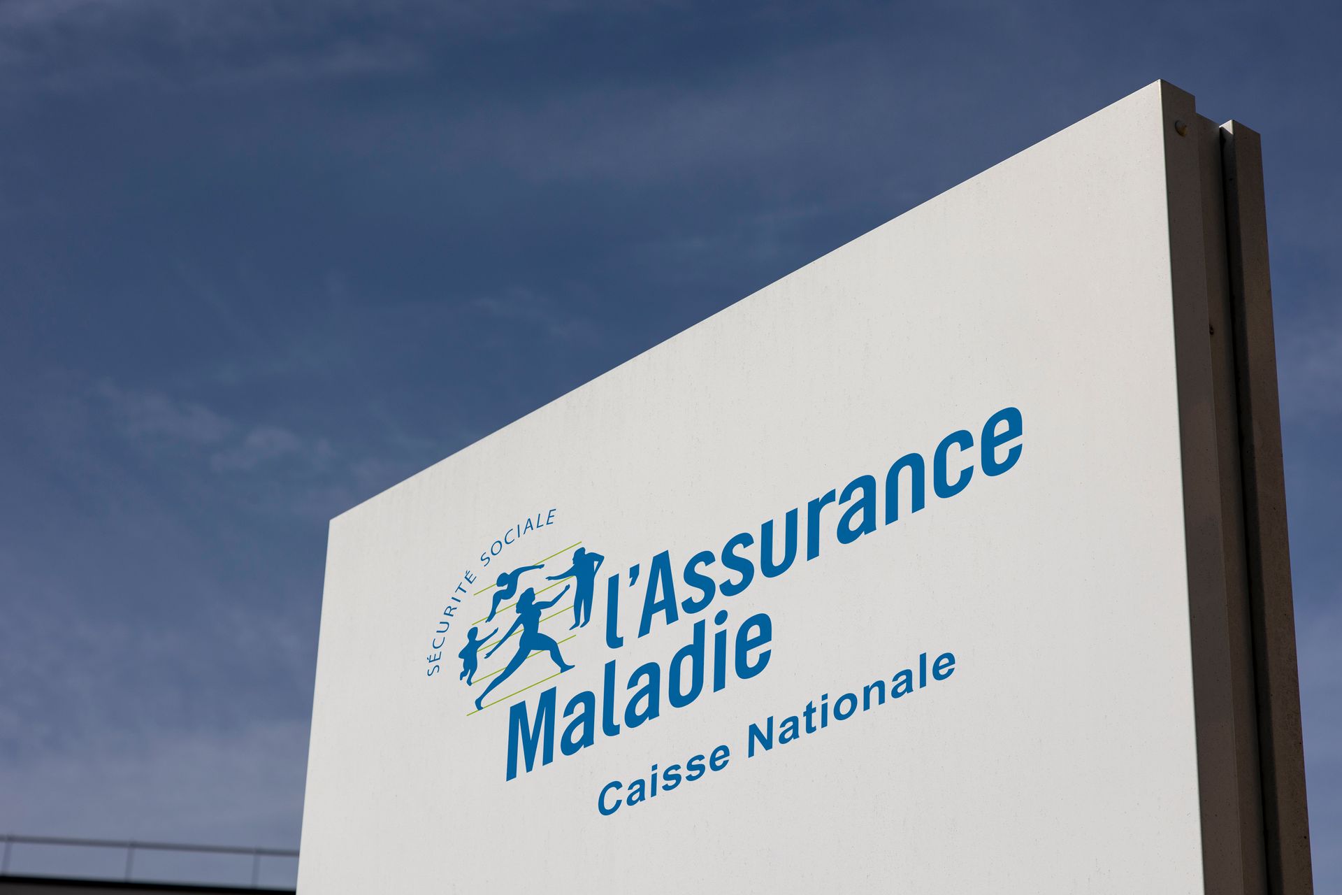 Partie de mur avec le logo de l'Assurance Maladie