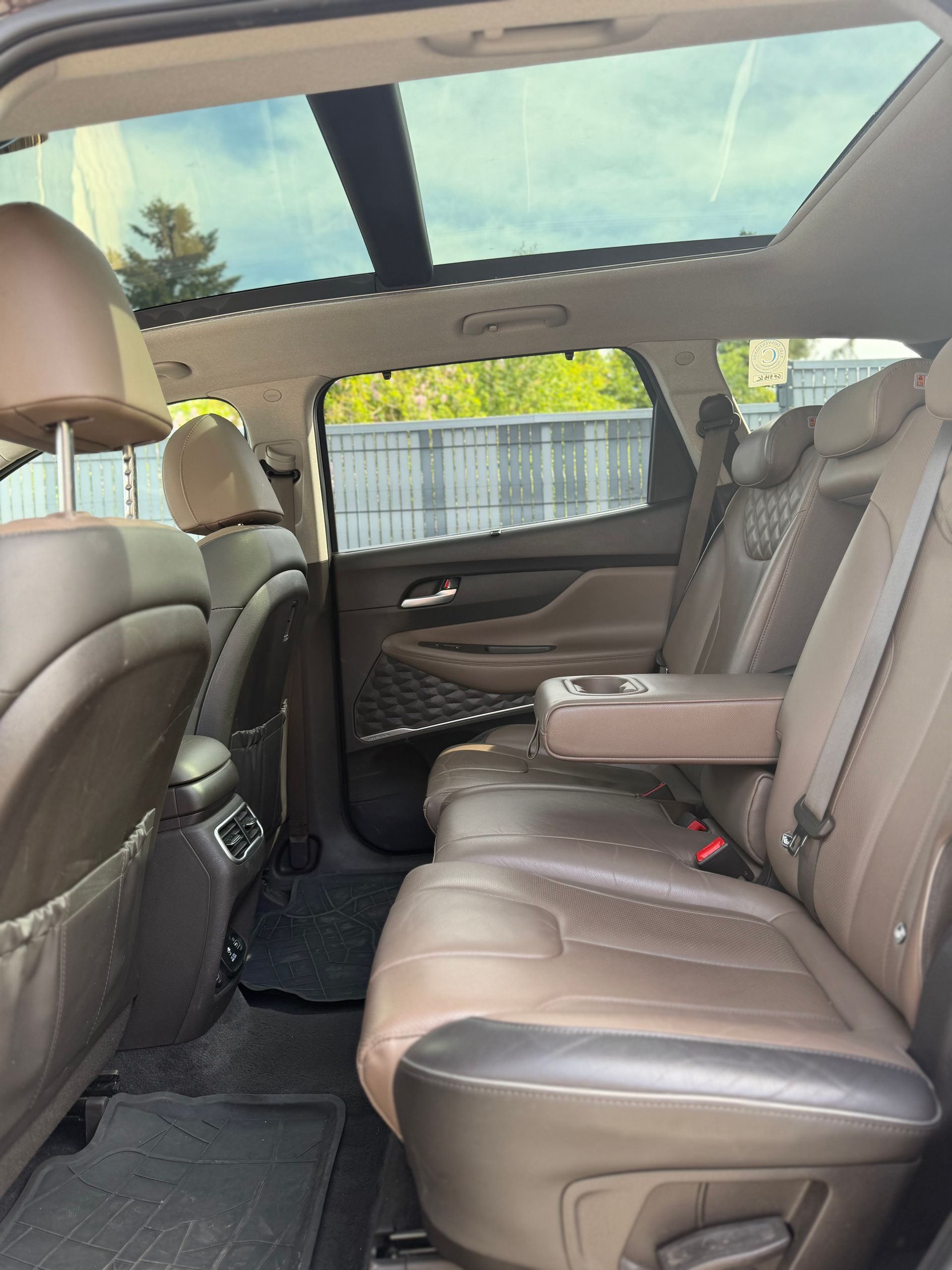 Intérieur du taxi avec sièges en cuir et accoudoir