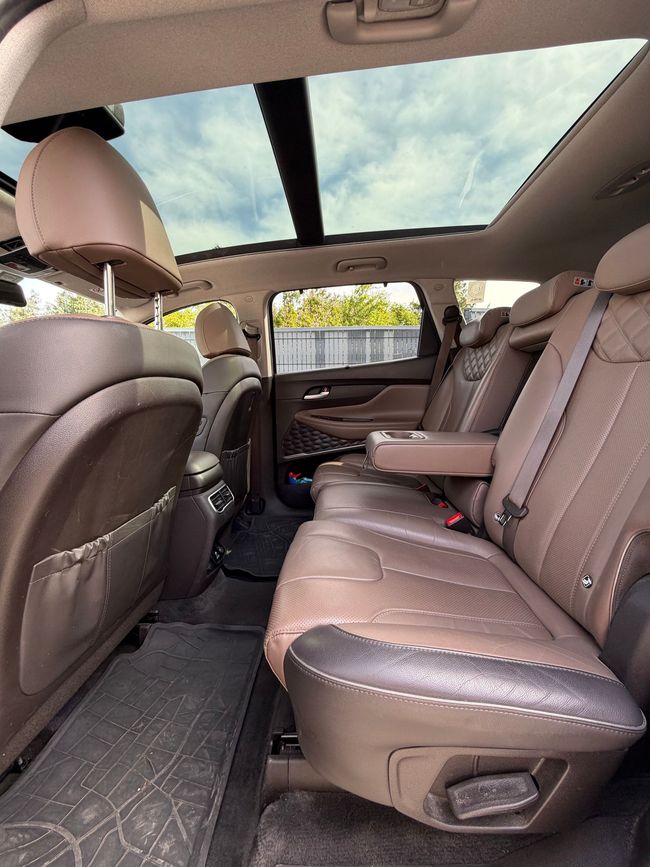 Intérieur du taxi avec fauteuils en cuir
