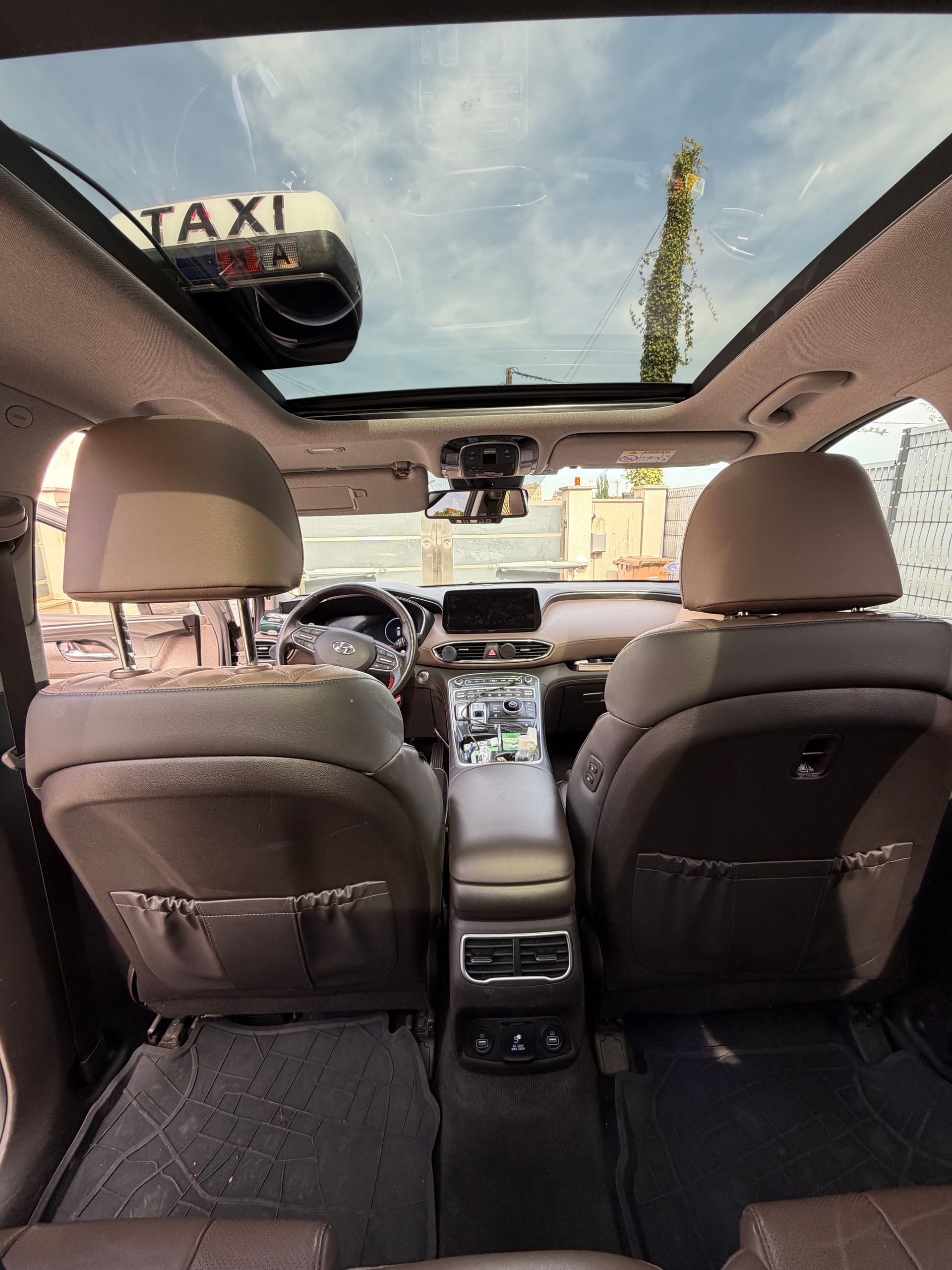 Intérieur du taxi avec vue sur les sièges avant