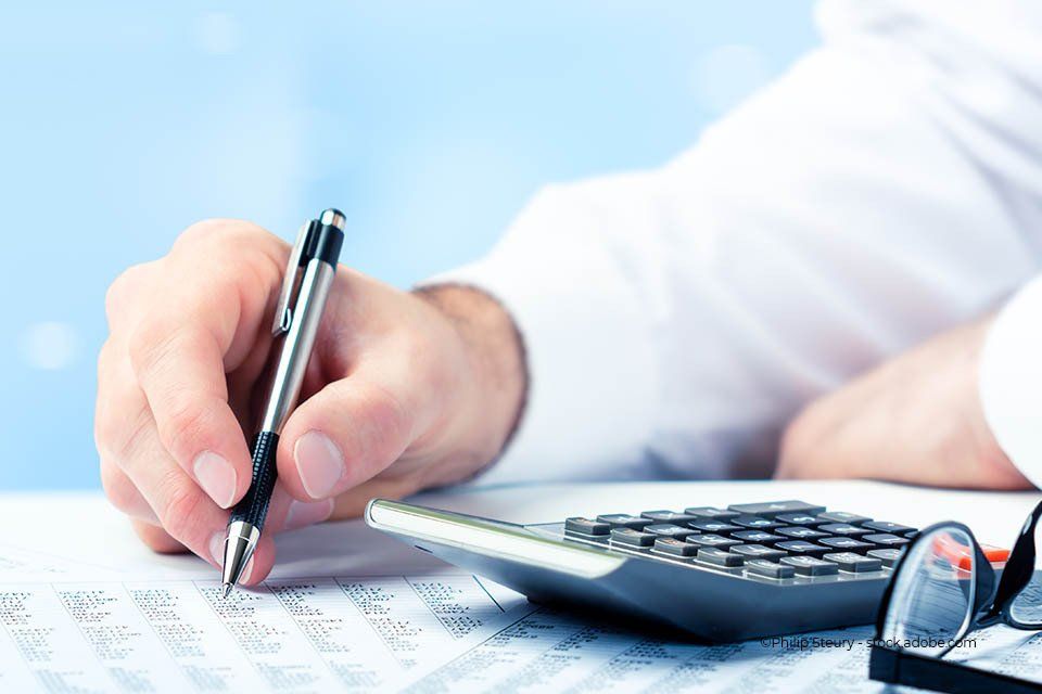 Ein Mann schreibt etwas auf