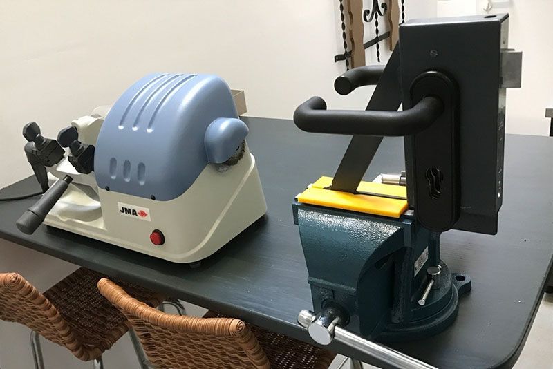 Ein Tisch mit einer Maschine und einem Schraubstock darauf