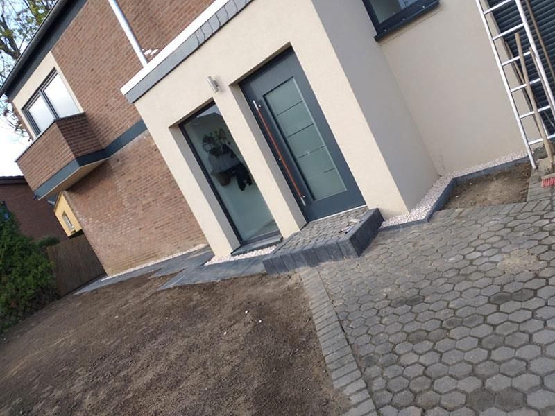 Ein Haus mit einer Leiter davor