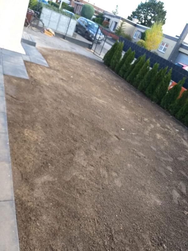 In der Mitte des Hofes liegt viel Dreck.