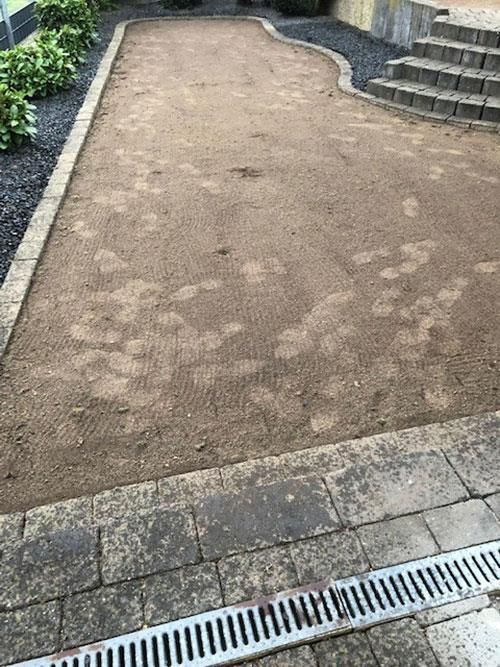 In der Mitte der Einfahrt befindet sich ein Abfluss.