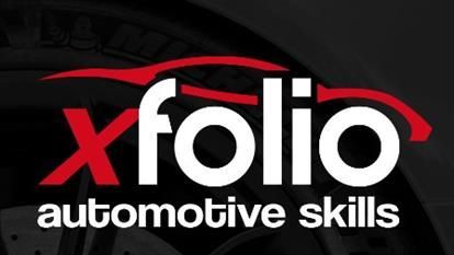 Ein Logo für xfolio Automotive Skills mit einem Autorad im Hintergrund