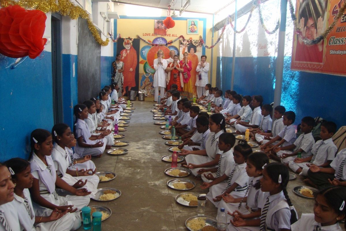 Bambini pranzo - Sai Deepthi School - Associazione Opera