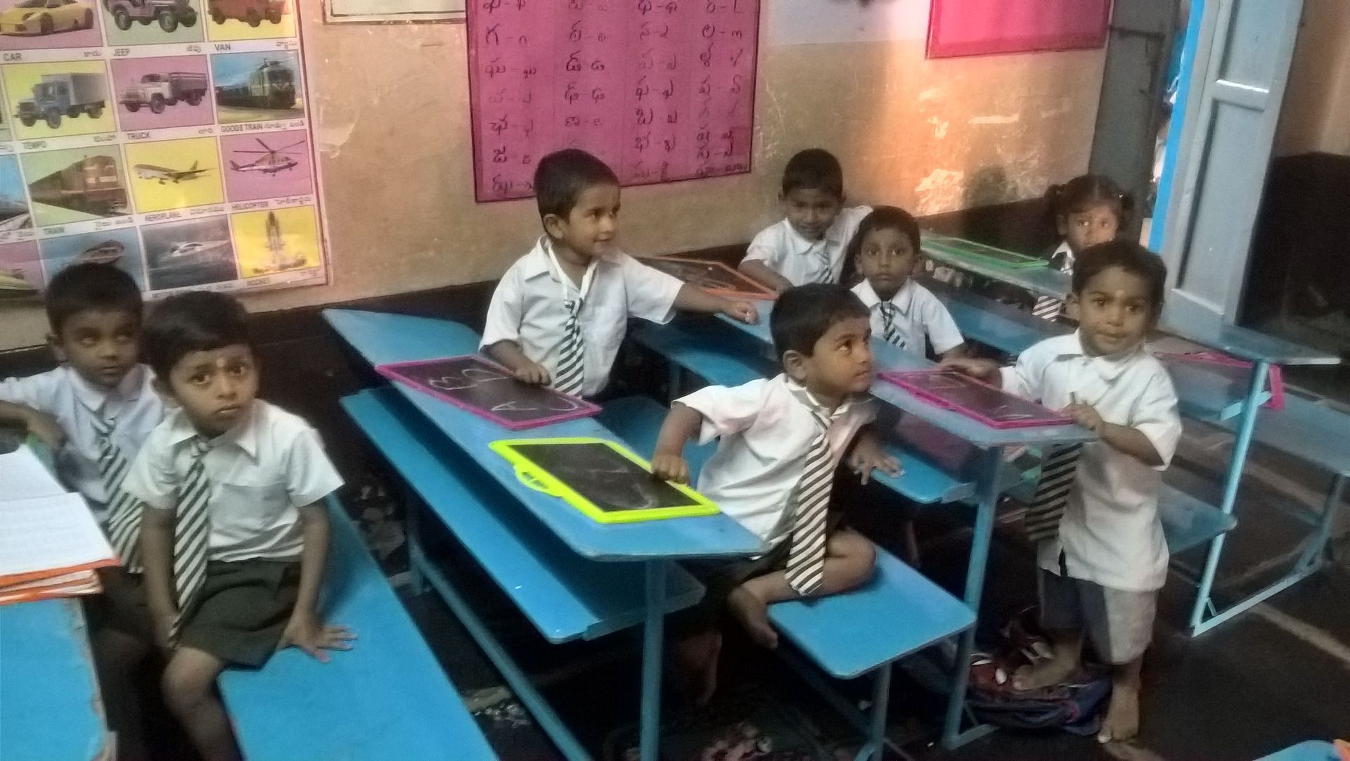 Banchi di scuola - Sai Deepthi School - Associazione Opera