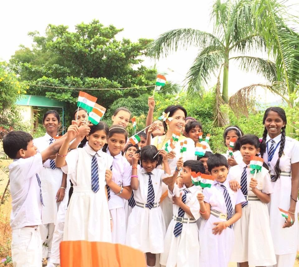 Ranjeeta Devi con bambini Happy Home Trust - Associazione Opera