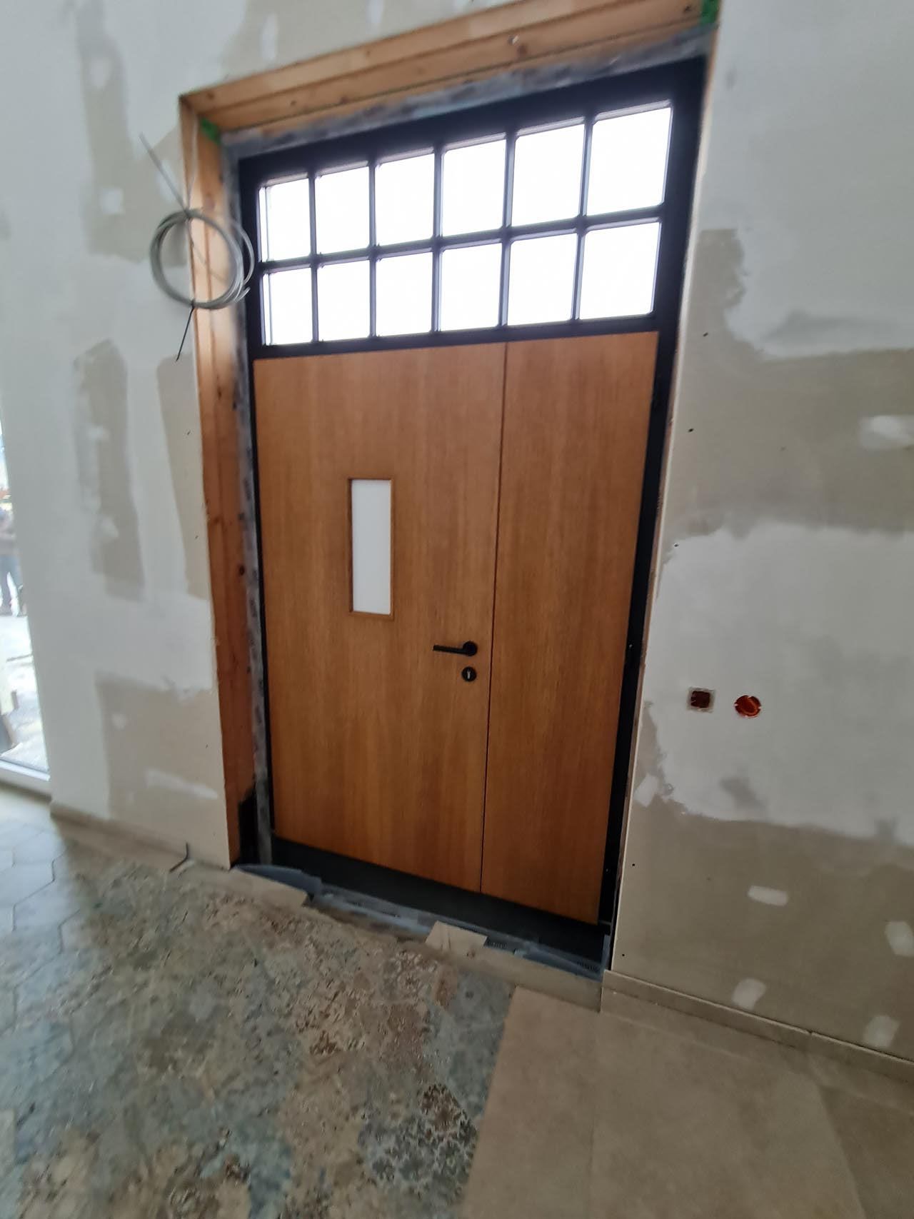 Eine Holztür mit einem Fenster darüber von Hubert Uppenkamp GmbH