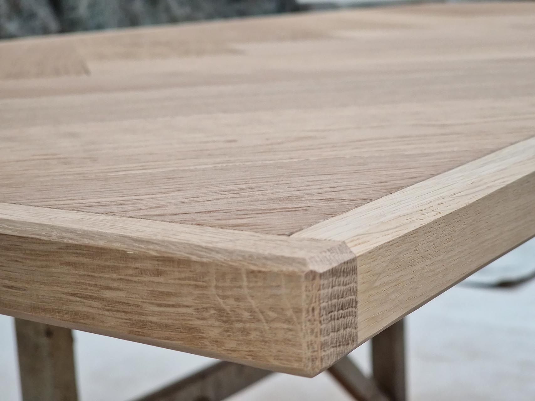 Eine Nahaufnahme eines Holztisches mit einer Ecke von Hubert Uppenkamp GmbH