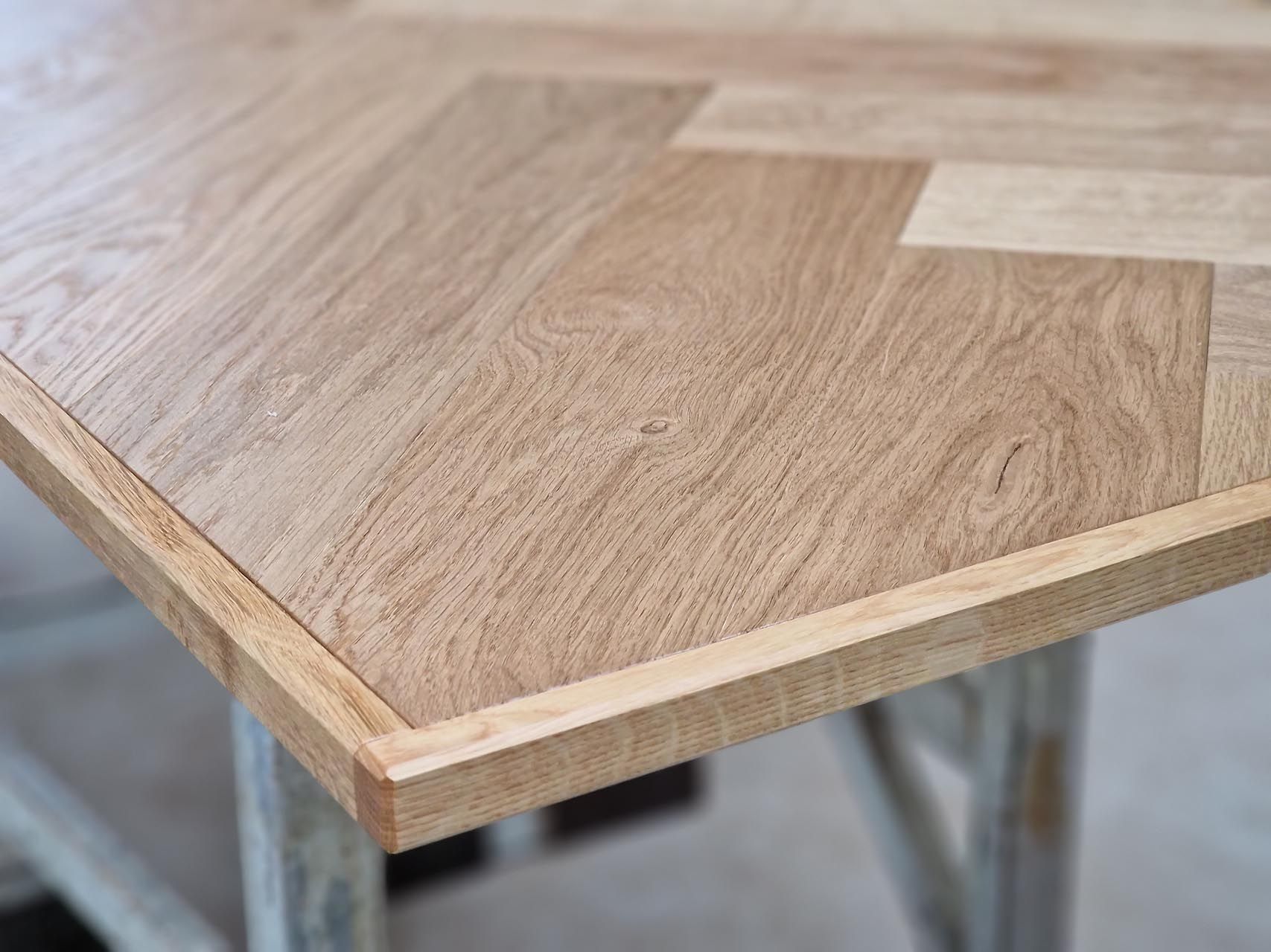 Eine Nahaufnahme eines Holztisches mit einer Ecke von Hubert Uppenkamp GmbH