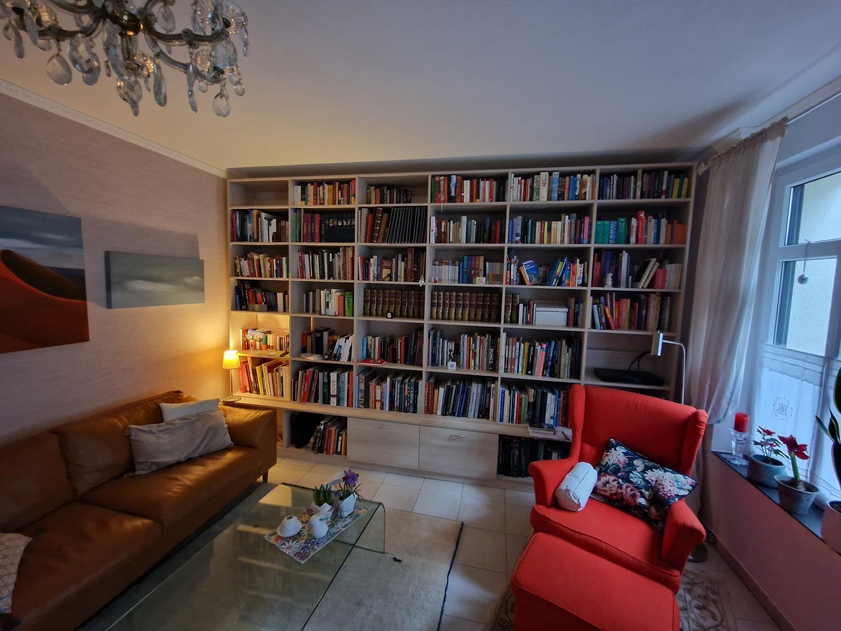 Ein Bücherregal im Wohnzimmer von Hubert Uppenkamp GmbH