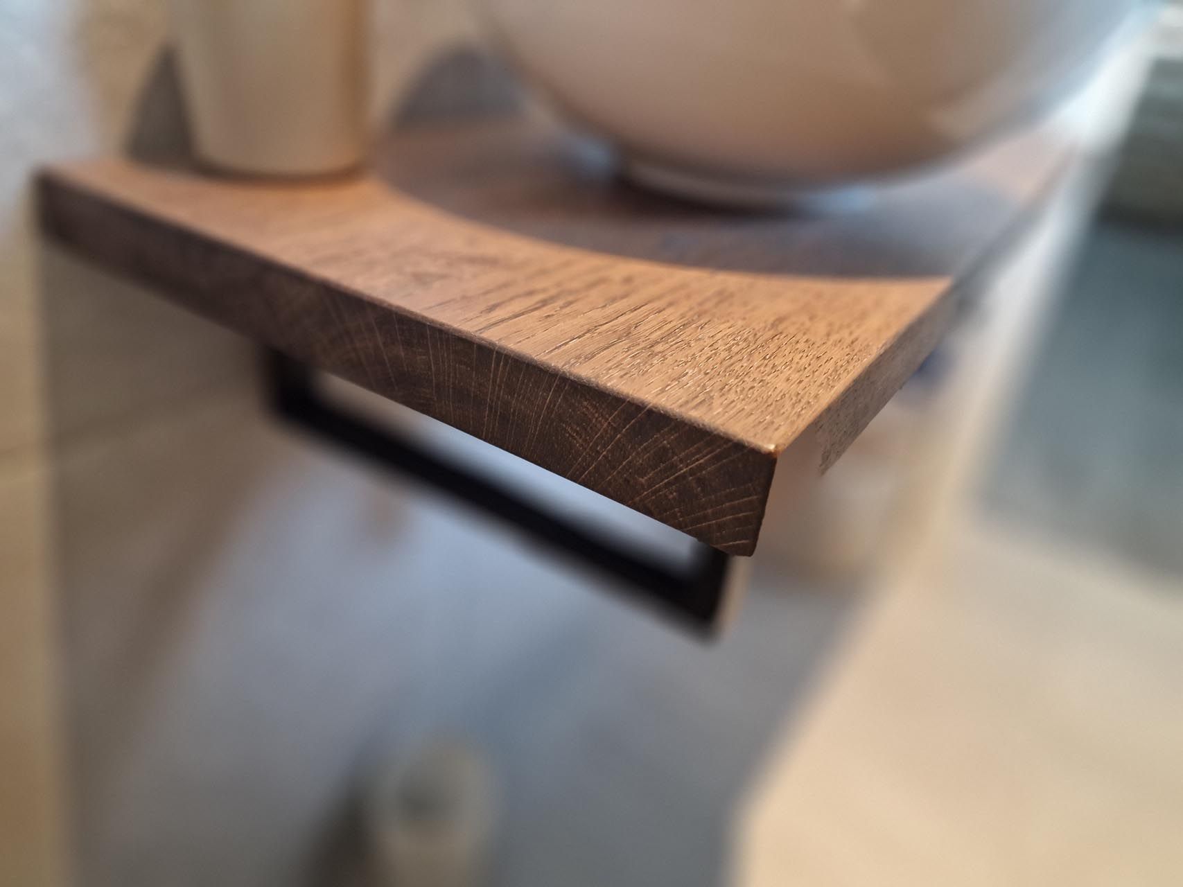 Ein Holzregal in einem Badezimmer von Hubert Uppenkamp GmbH