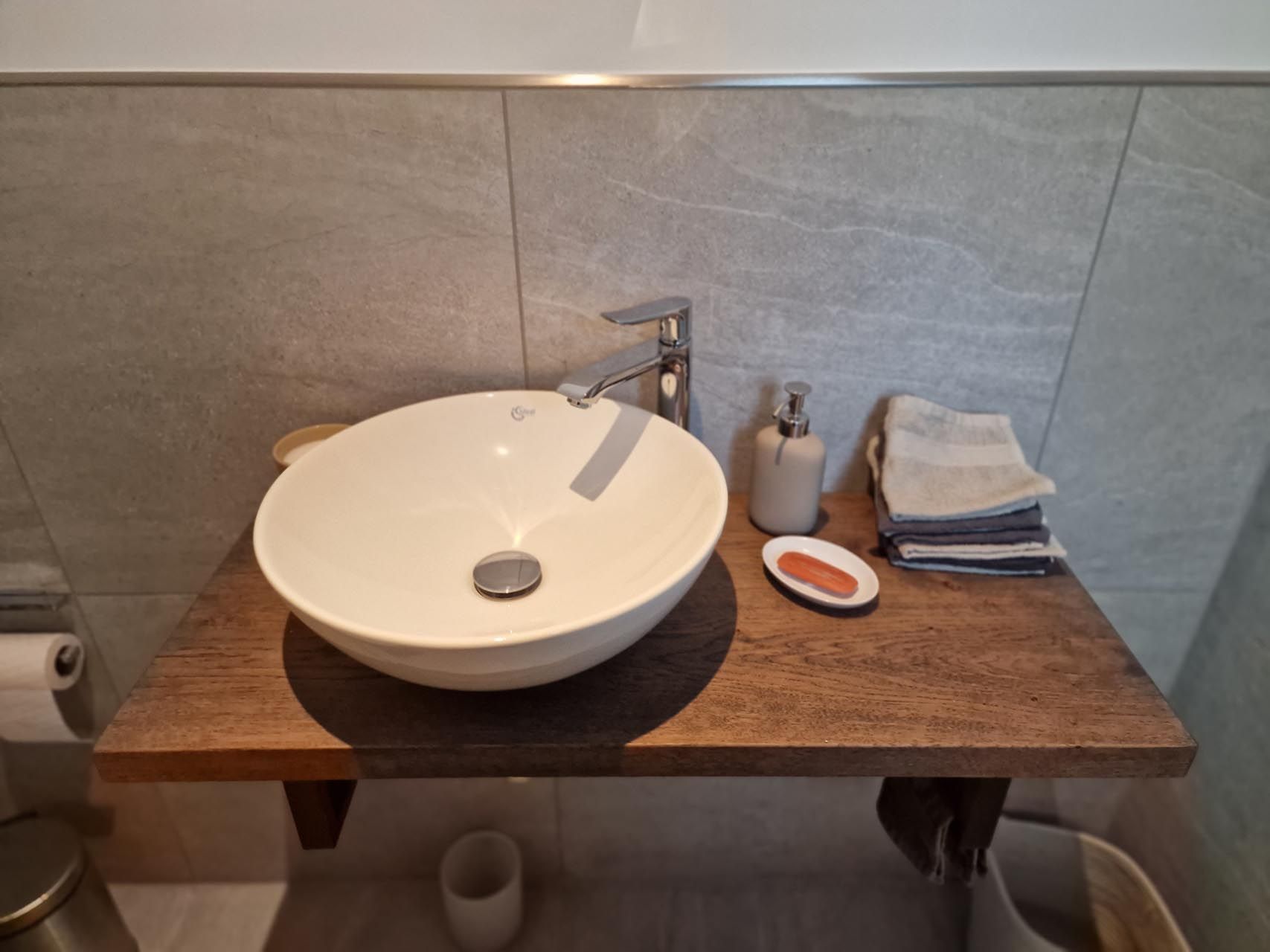 Holzplatte im Badezimmer von Hubert Uppenkamp GmbH