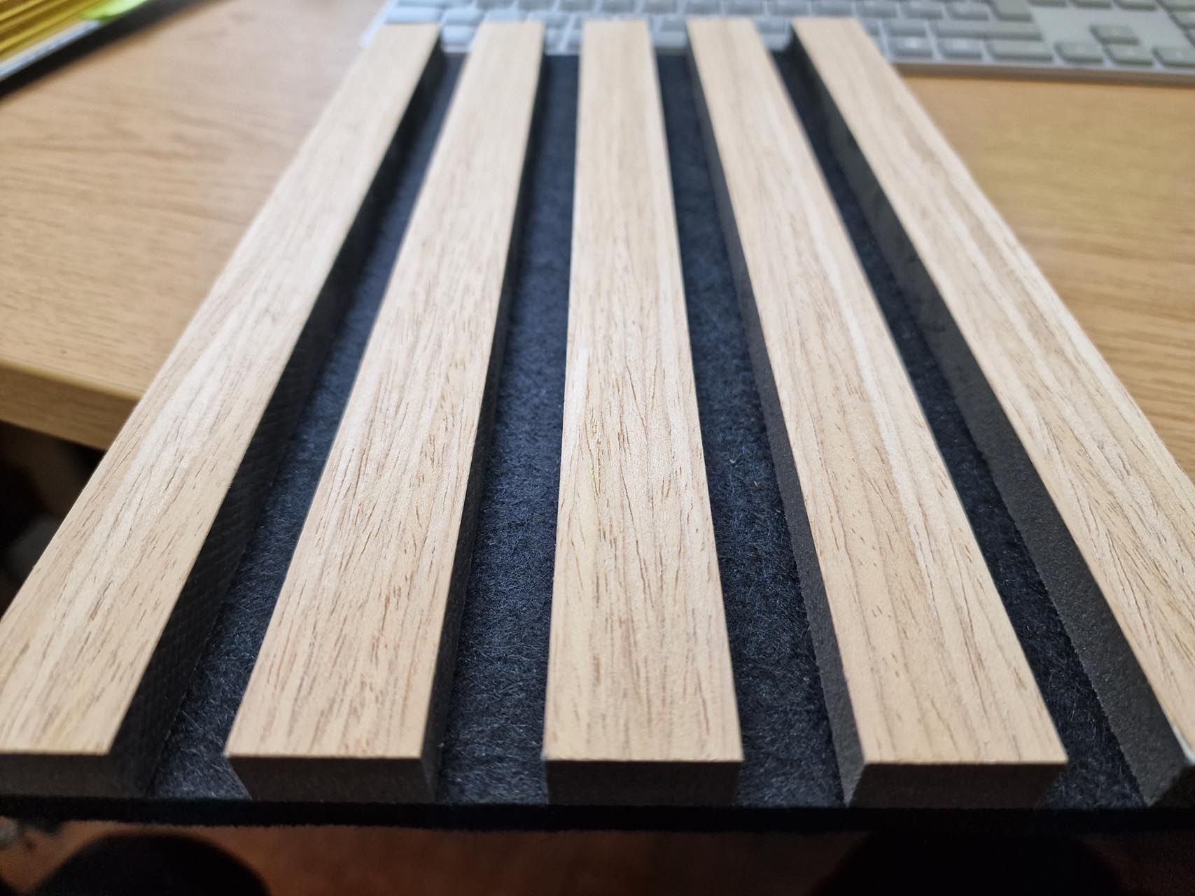 Holzstücke auf einem Tisch