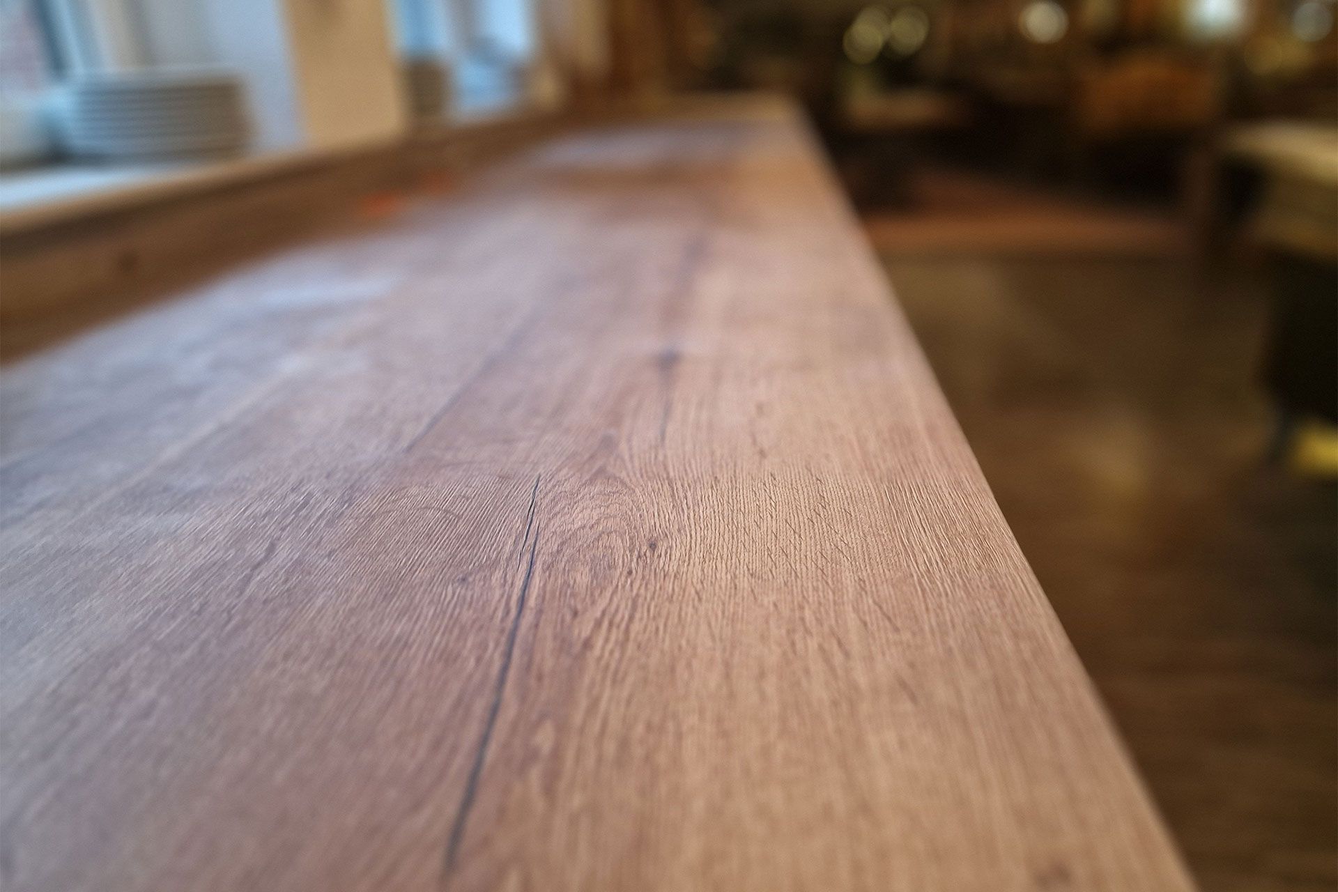 Eine Nahaufnahme einer hölzernen Theke in einem Restaurant.