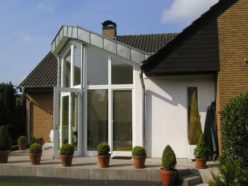 Ein Haus mit Glasfenster und Türen von Hubert Uppenkamp GmbH