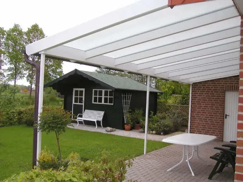 Eine Terrasse mit Tisch und Stühlen vor einem Haus