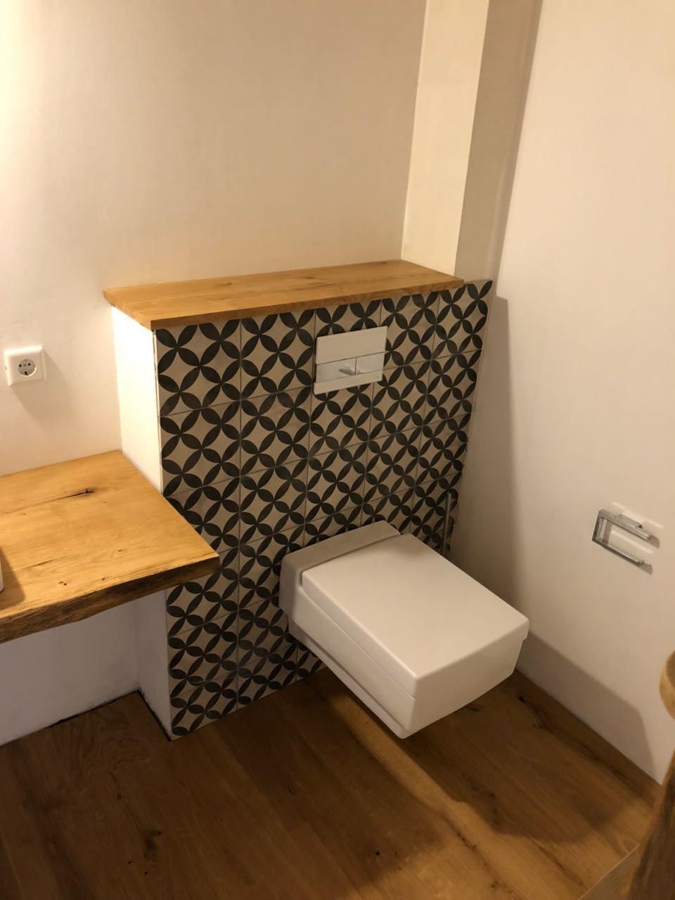 Ein Badezimmer mit Toilette und einer Arbeitsplatte aus Holz von Hubert Uppenkamp GmbH