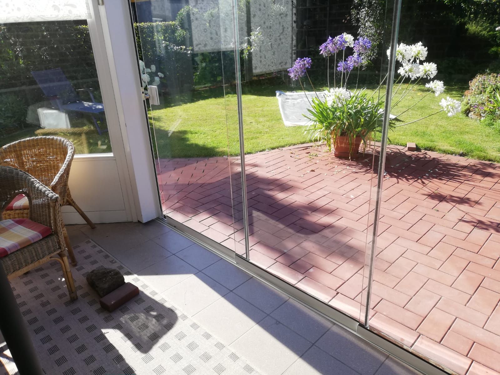 Eine Terrasse mit einer Glasschiebetür