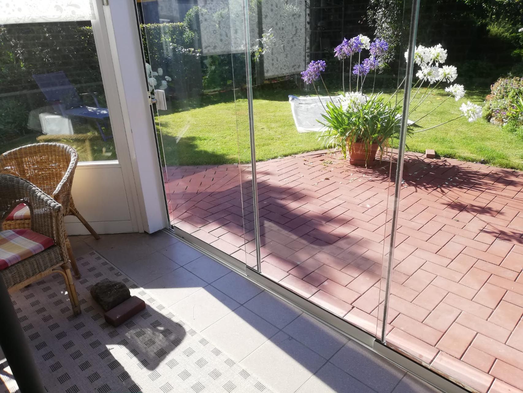 Eine Terrasse mit großen Glasfenster von Hubert Uppenkamp GmbH