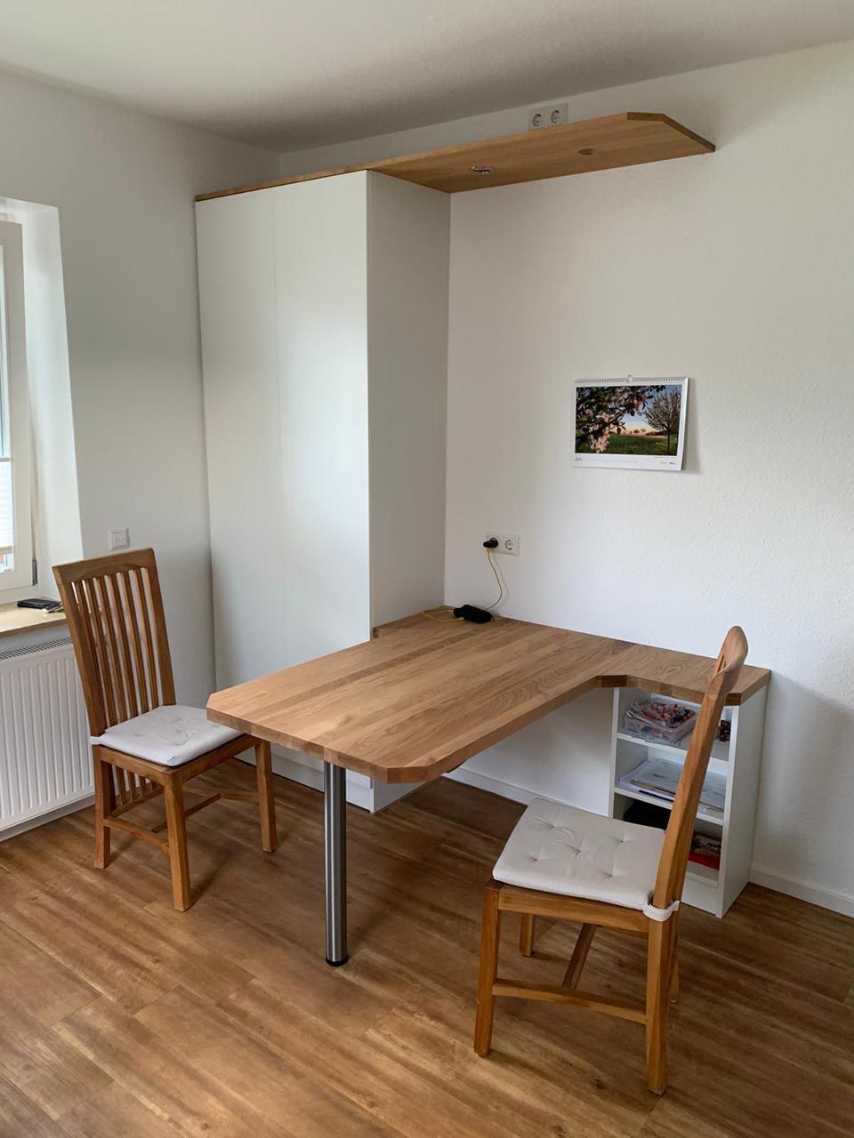 Ein Holztisch und Stühle von Hubert Uppenkamp GmbH